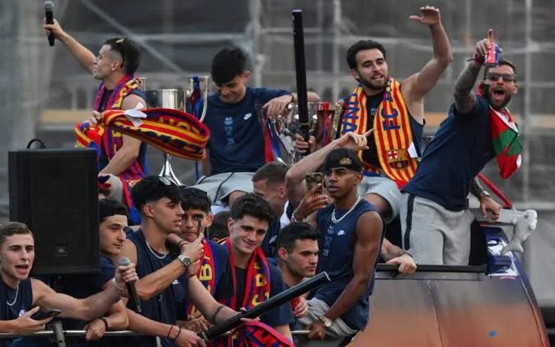 hlv barca 2025 hansi flick va hanh trinh dua barcelona tro lai dinh cao